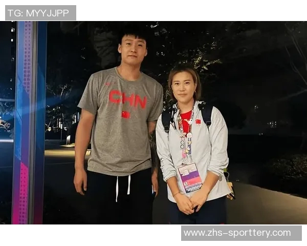 杜锋活动现场人气爆棚众美女争相合影球迷调侃其工作繁忙不堪